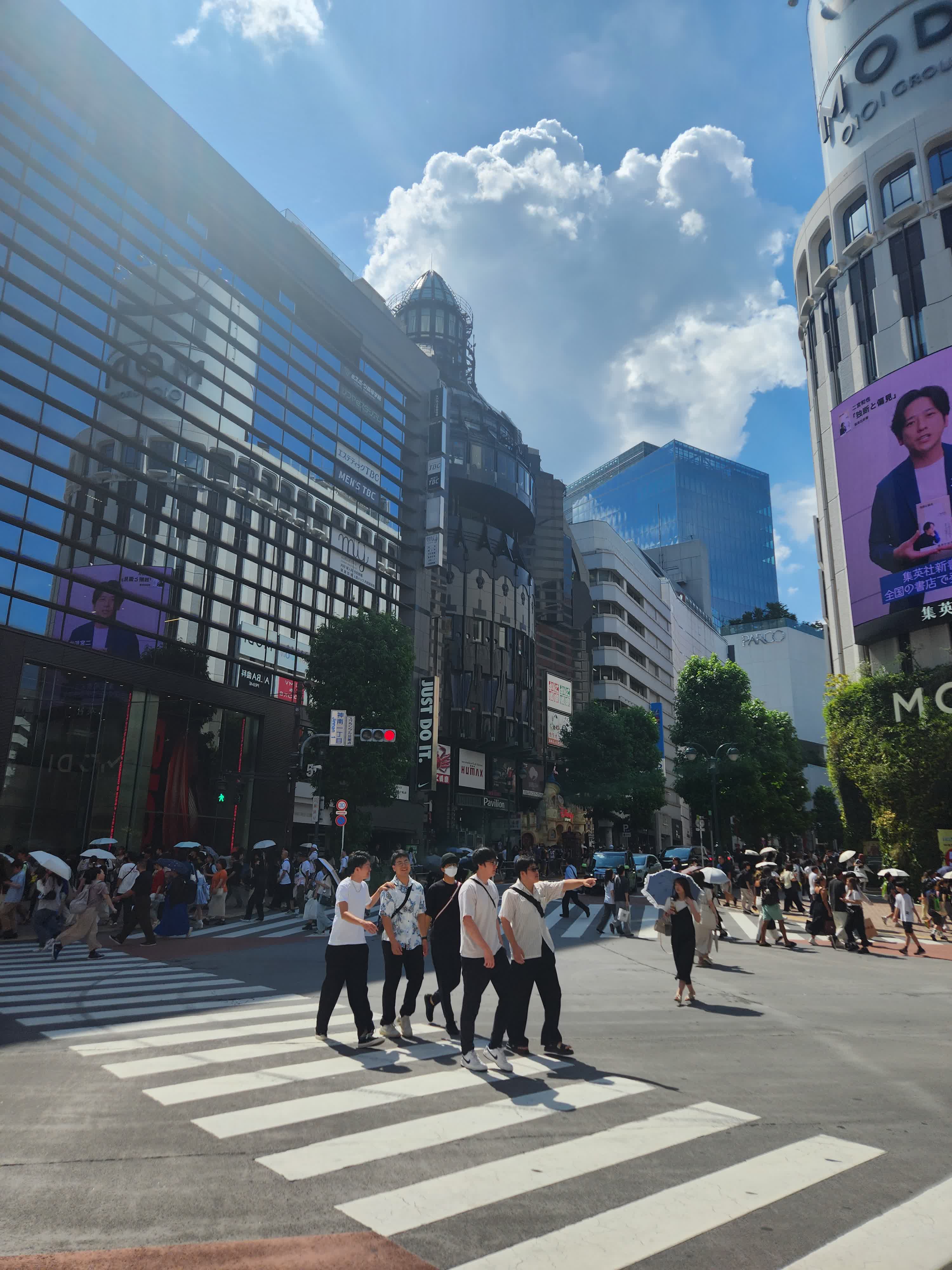 Crowds crossing at Shibuya Scramble Crossing